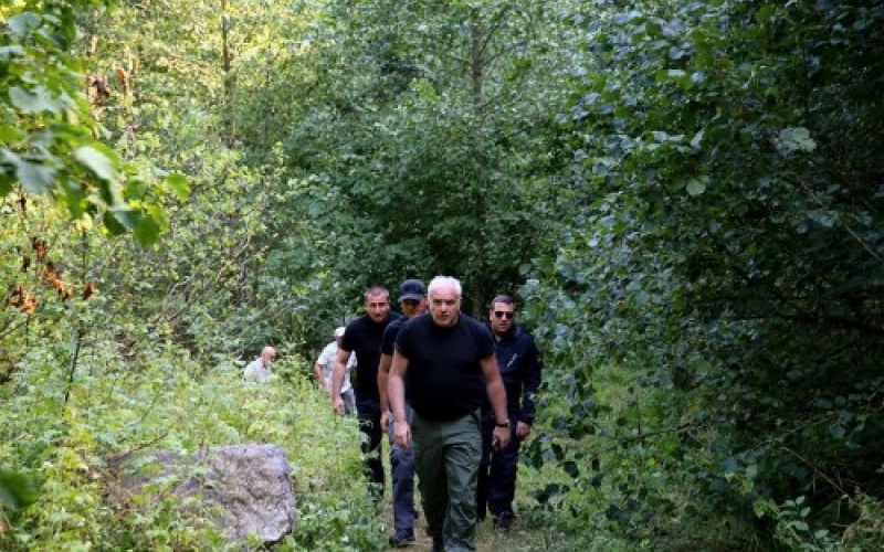 Borcomi meşəsində, təbii fəlakət zonasında, benzin ilə dolu 20 litrlik bidon kanistra tabılıb