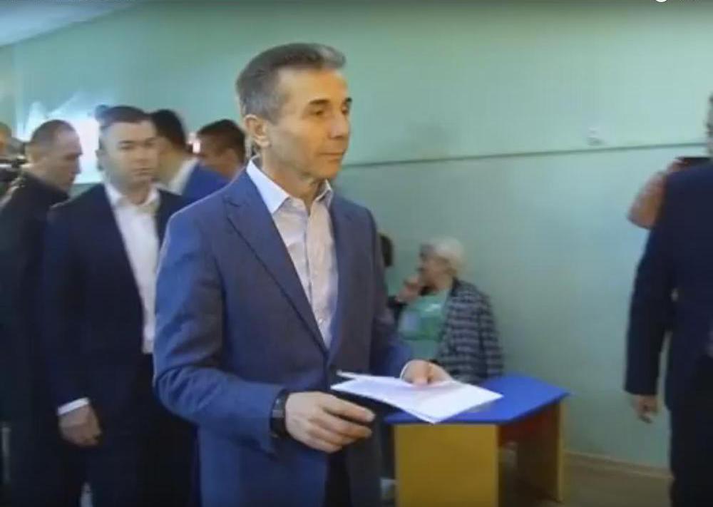 Bidzina İvanişvili Mtatsminda rayonunun 4-seçki məntəqəsinə səs verdi