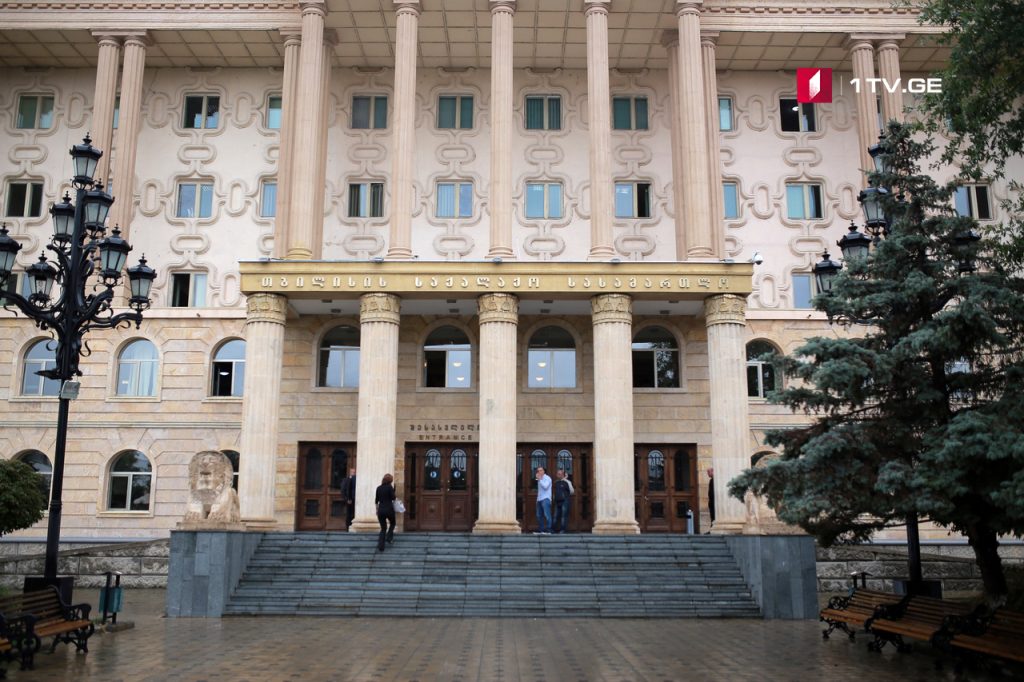 სასამართლოში „რუსთავი 2“-თან დაკავებული „ქართული მარშის“ მხარდამჭერების სასამართლო პროცესი მიმდინარეობს