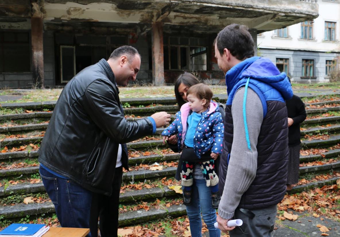 ბორჯომში ბინა რვა დევნილ ოჯახს გადაეცა