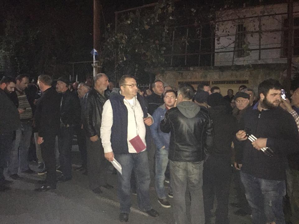 ოზურგეთის საოლქო საარჩევნო კომისიასთან კონსტანტინე შარაშენიძის მომხრეები აქციას მართავენ