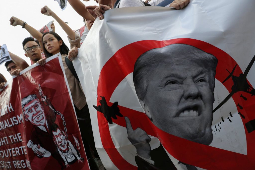 Donald Trampı Manilada etiraz aksiyası ilə qarşıladılar