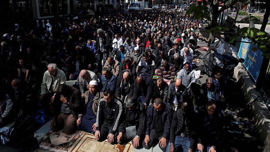Paris şəhərətrafında müsəmanlara namaz qılmaq qadağan olundu