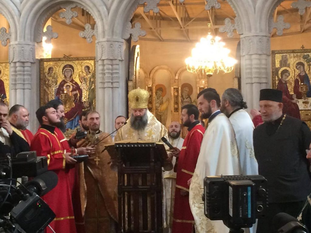 Патриарший местоблюститель- духовные лица молятся за упокой души погибших при пожаре в Батуми