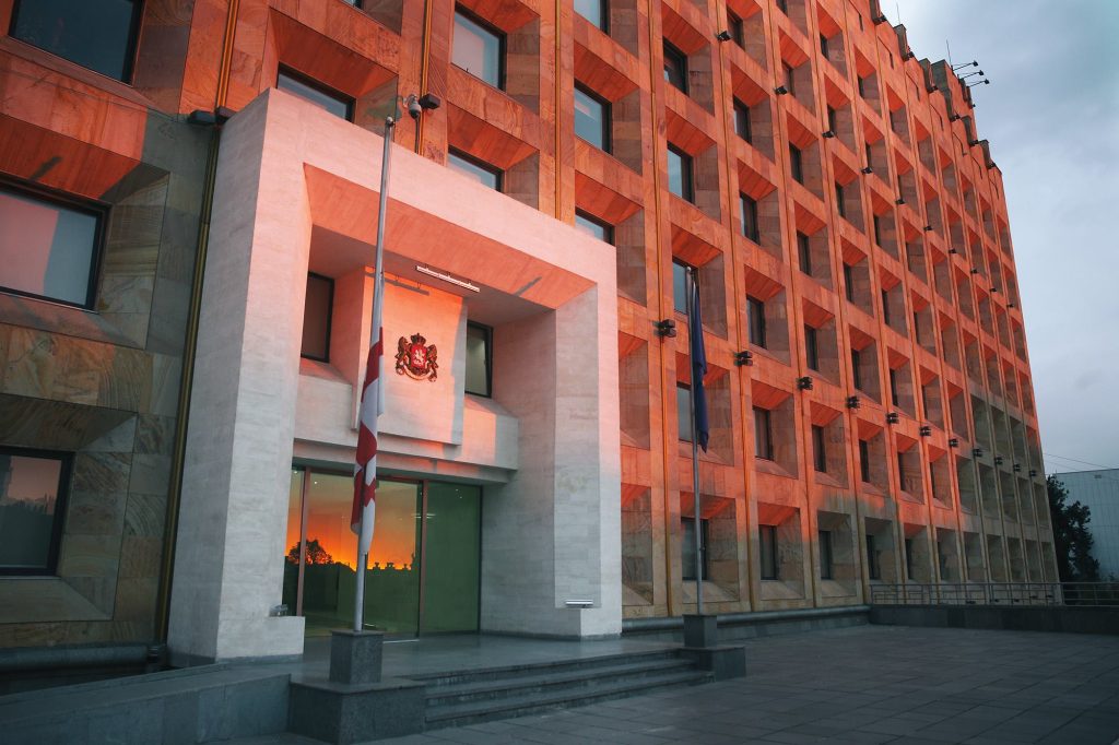 საქართველოს მთავრობის ადმინისტრაციის შენობაზე სახელმწიფო დროშა დაეშვა