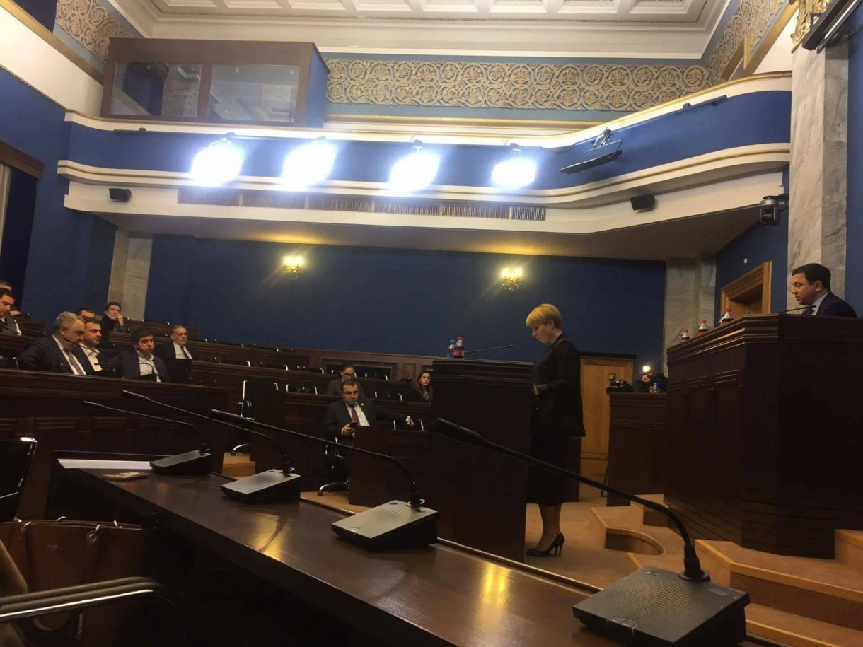 საპარლამენტო უმრავლესობა  ნინო ლომჯარიას დახურულ ფორმატში უსმენს