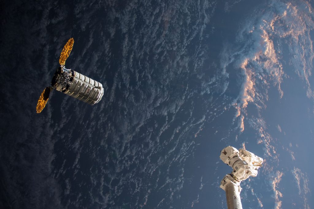 NASA-ს დღის ფოტო - მზის ამოსვლა საერთაშორისო კოსმოსურ სადგურზე