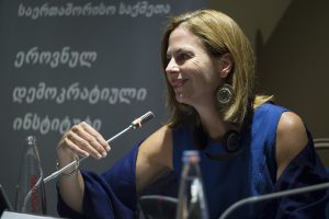 მე არ ვადარებ საქართველოს აზერბაიჯანს. მე საქართველოს ვადარებ იმას, რისკენაც ის მიისწრაფვის – ექსკლუზიური ინტერვიუ ლორა თორნტონთან