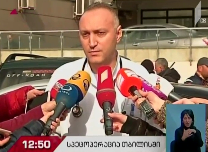 დაჭრილ სპეცრაზმელთან დაკავშირებით კომენტარს აკეთებს ექიმი - დაჭრილს ქირურგიული ოპერაცია ჩაუტარდა, ამჟამად რეანიმაციაშია გადაყვანილი და მიმდინარეობს სასიცოცხლო ფუნქციების ხელოვნური ჩანაცვლება - მდგომარეობა მძიმე და კრიტიკულია 