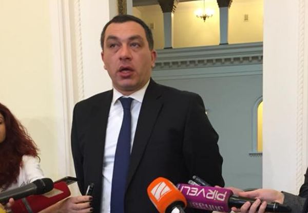 Гигa Бокериa – Гогa Ониaни исaхьaлa aполитбaaндaҩы ҿыц иҟaзaaрa – aтәылa aдемокрaтиеи aшәaрҭдaреи ирҧырхaгоуп