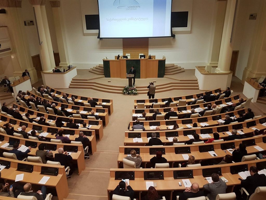 Ираклий Кобахидзе знакомит представителей академических кругов с конституционными изменениями