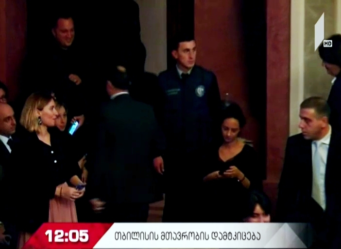 საკრებულომ დედაქალაქის მთავრობა ოპოზიციის პროტესტის ფონზე დაამტკიცა