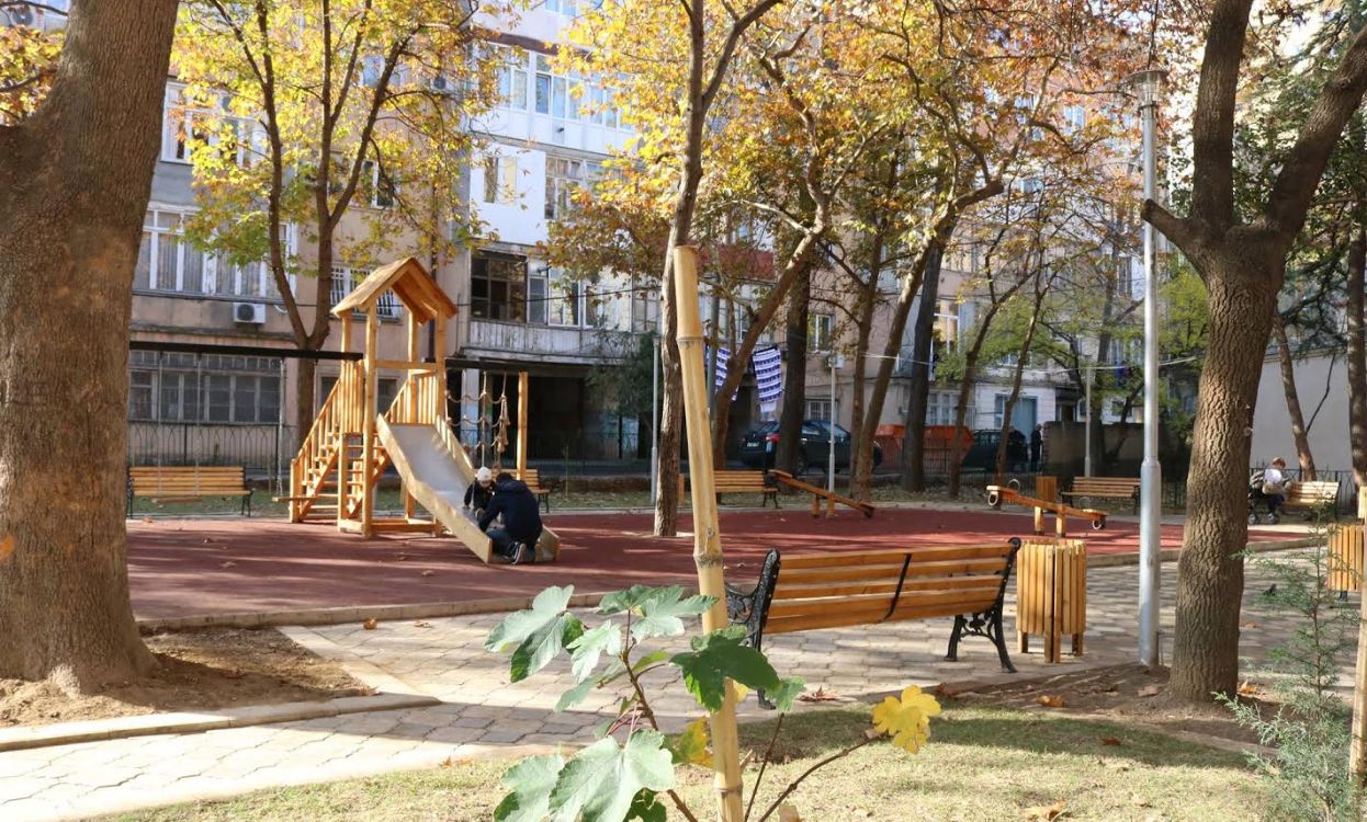 პეკინისა და დოლიძის ქუჩებზე სკვერები მოეწყო