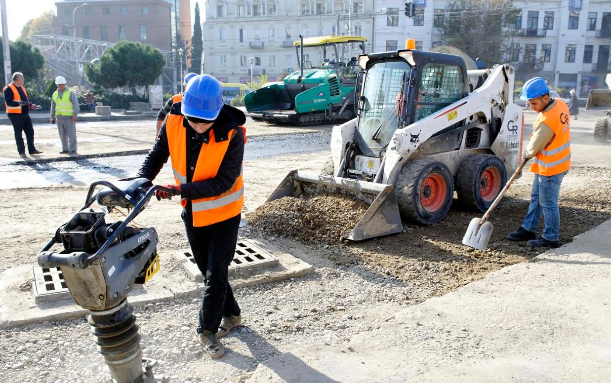 წურწუმიას ქუჩაზე გზის დაგება დაიწყო