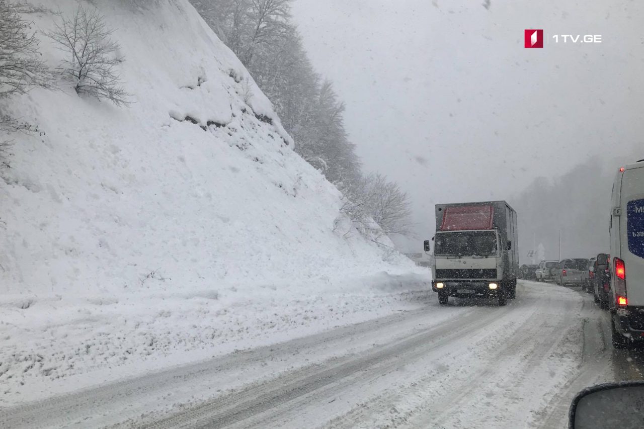 რიკოთის უღელტეხილზე სატვირთო ავტომობილები გადაადგილებას ვერ ახერხებენ (ფოტო/ვიდეო)
