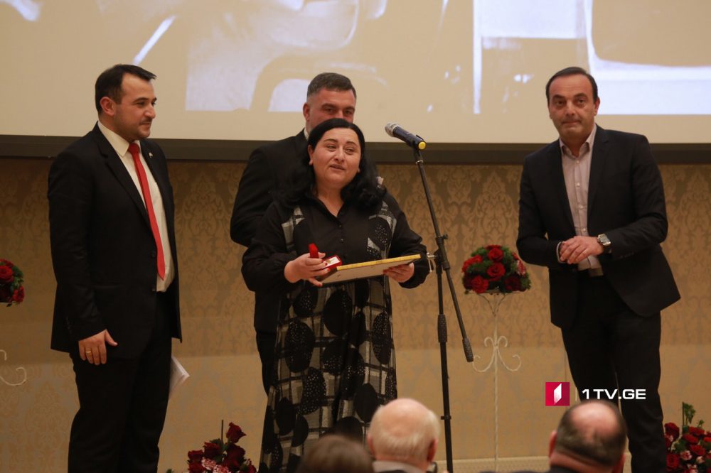 ხარისხიანი და რეიტინგული მუშაობისთვის პირველი არხის ვებრედაქტორ ირინა დეკანოიძეს „ოქროს ფრთა“ გადაეცა