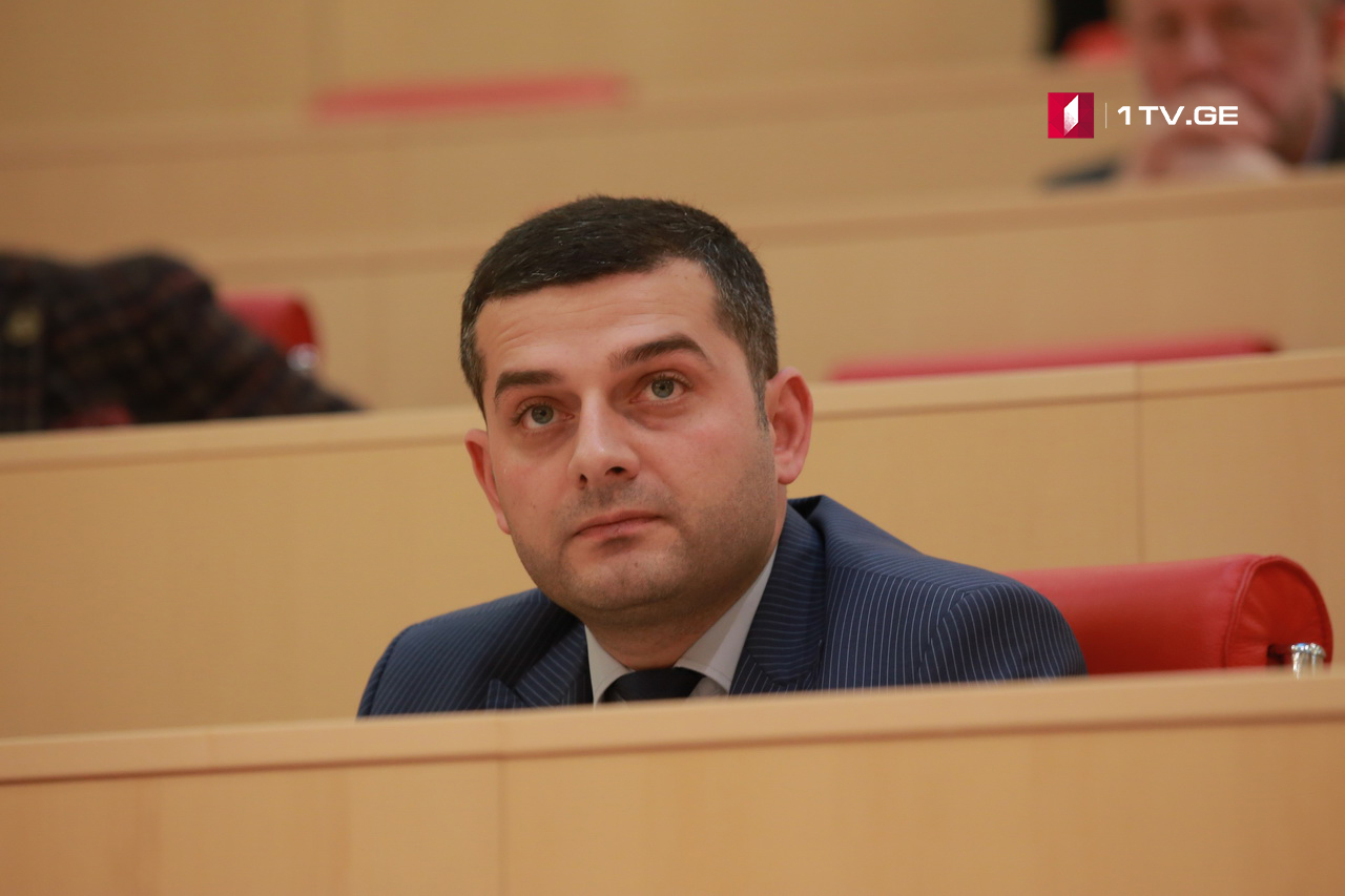 დეპუტატი სავალან მირზოევი ეთნიკური უმცირესობების წარმომადგენელი სტუდენტების სახელით პრემიერ-მინისტრს მადლობას უხდის