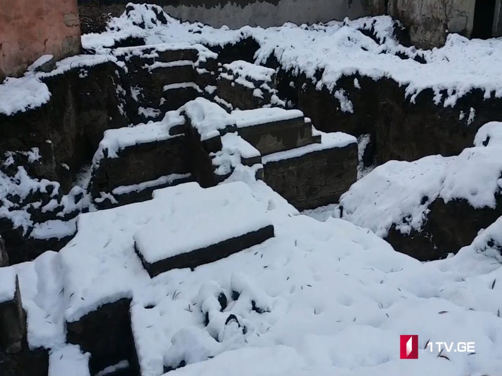 ახალციხის არქივის ეზოში სავარაუდოდ, XVIII-XIX საუკუნის შენობის კედლები აღმოაჩინეს