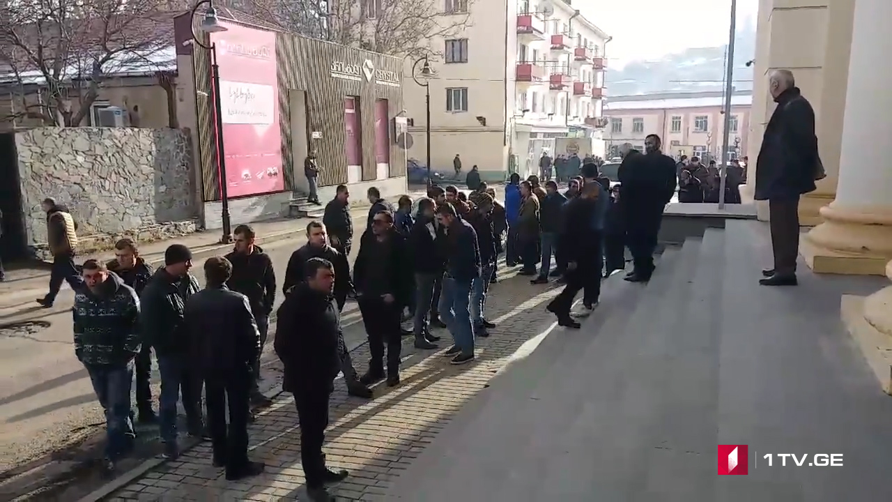 სამცხე-ჯავახეთის სამხარეო ადმინისტრაციასთან მოქალაქეები საპროტესტო აქციას მართავენ [ვიდეო]
