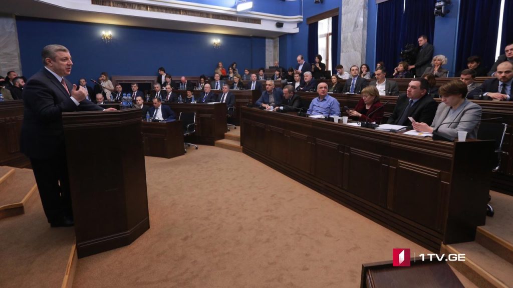 მწვავე დებატები პარლამენტში – მინისტრთა კაბინეტის წევრები კანონმდებლების შეკითხვებს პასუხობენ