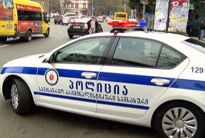 51-ე​ სკოლასთან ექსპერტ-კრიმინალისტებმა რამდენიმე ფოტო გადაიღეს