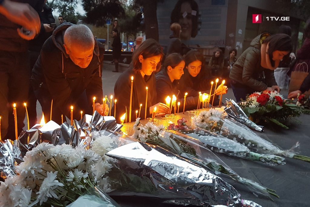 Ծաղիկներ և մոմեր թիվ 51 դպրոցի մոտ (ֆոտոշարք)