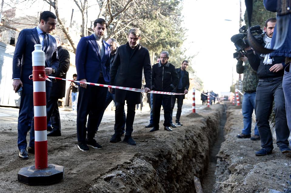 თბილისში, გუჯარეთის ქუჩაზე წყლისა და წყალარინების სისტემის სარეაბილიტაციო სამუშაოები მიმდინარეობს