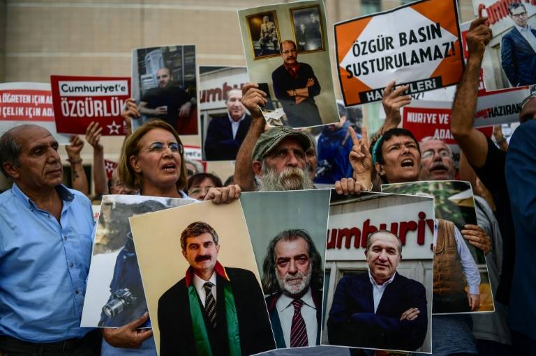 თურქეთის სასამართლომ გაზეთ „ჯუმჰურიეთის“ თანამშრომლებს წინასწარი პატიმრობის ვადა გაუხანგრძლივა