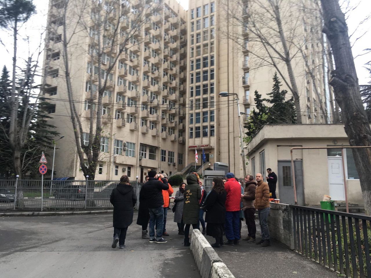 თბილისის მთავარ სამმართველოსთან პოეტ ზვიად რატიანის ახლობლები იკრიბებიან