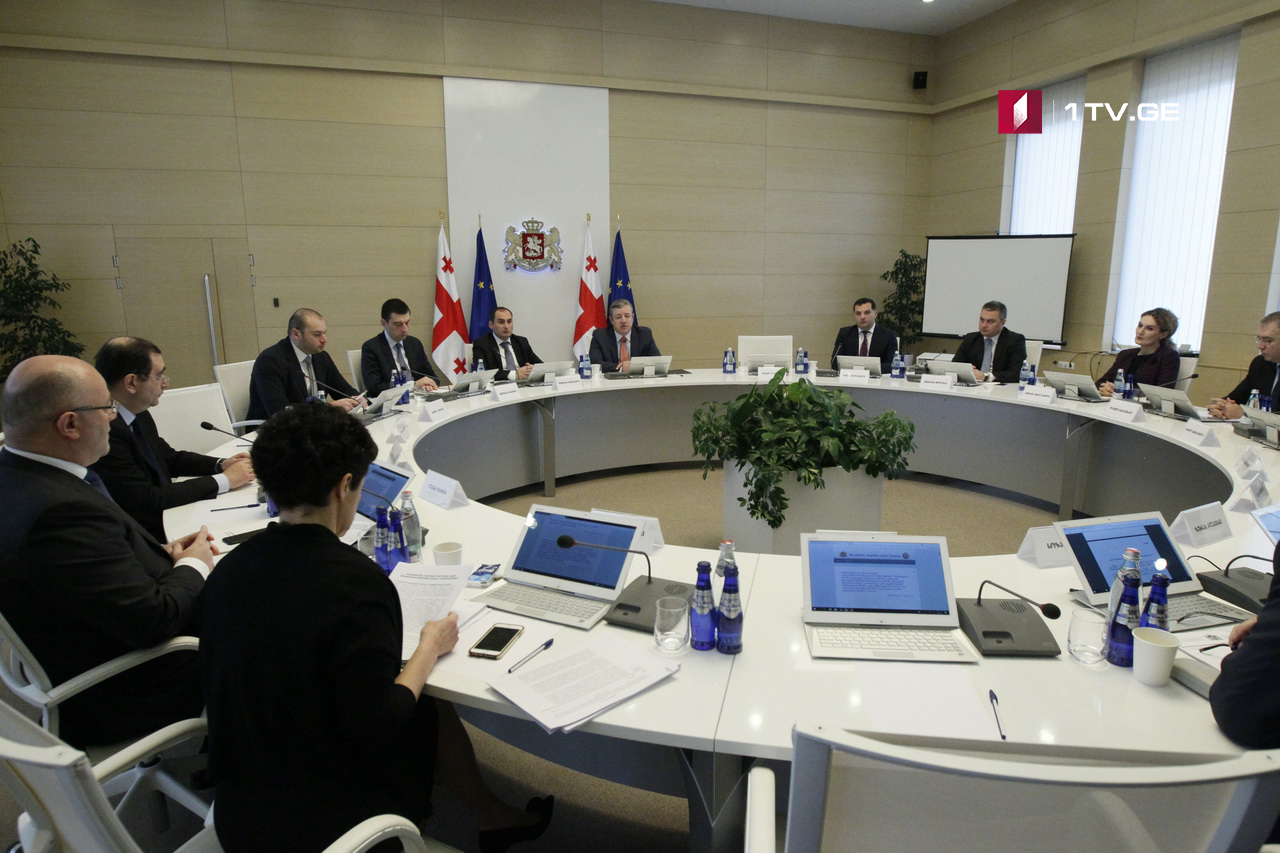 მთავრობის ახალი შემადგენლობის დამტკიცების შემდეგ, მინისტრთა კაბინეტი პირველ სხდომას მართავს
