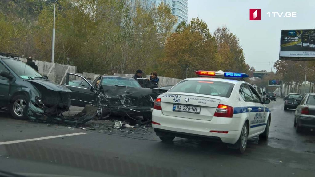 თბილისში, მარჯვენა სანაპიროზე ავტოავარია მოხდა