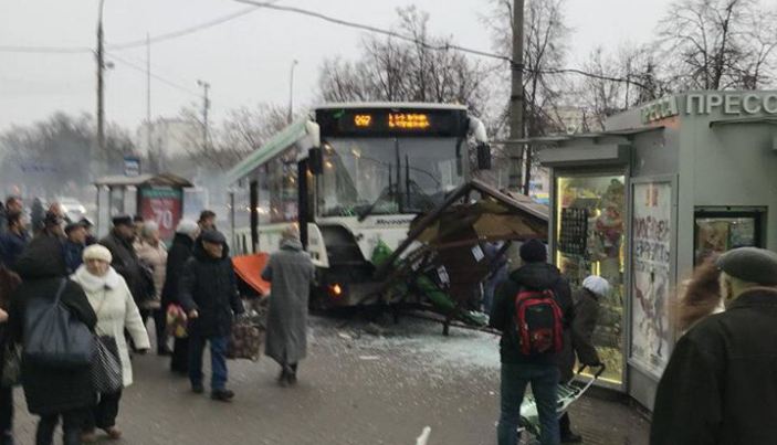 მოსკოვში სამგზავრო ავტობუსი გაჩერებას შეეჯახა