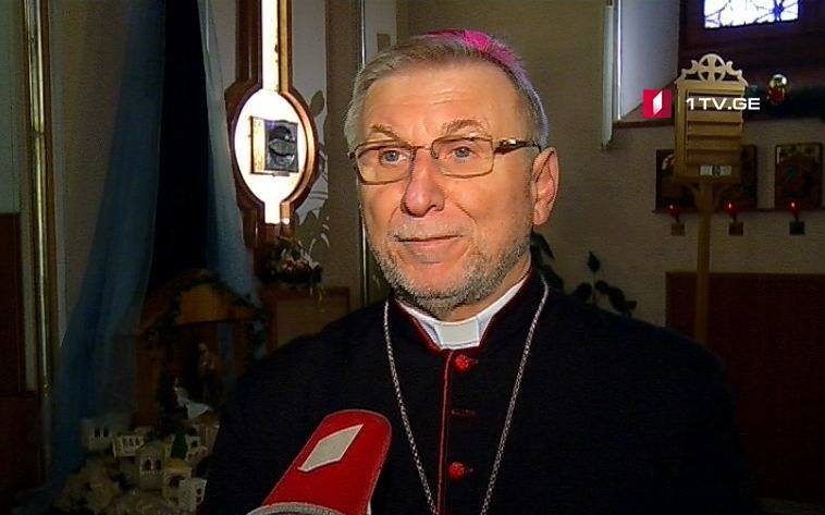 ჯუზეპე პაზოტო მორწმუნეებს  შობის დღესასწაულს ულოცავს