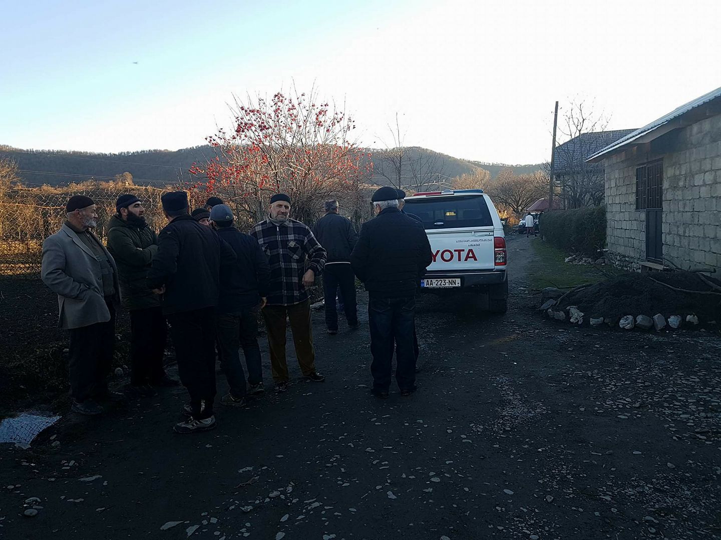 დუისში დაჭრილი თემირლან მაჩალიკაშვილის სახლში ექსპერტ-კრიმინალისტები მუშაობენ