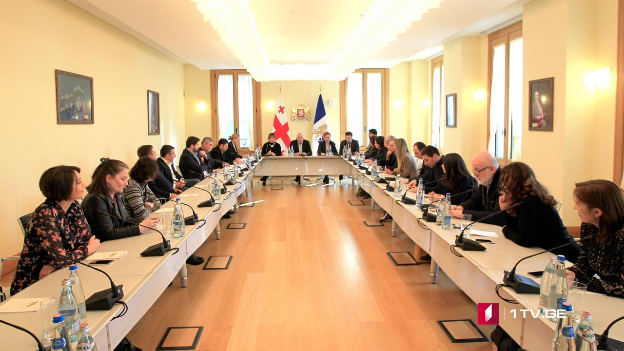 პრეზიდენტი საზოგადოებრივი მაუწყებლის აღმასრულებელი საბჭოს წევრებს შეხვდა