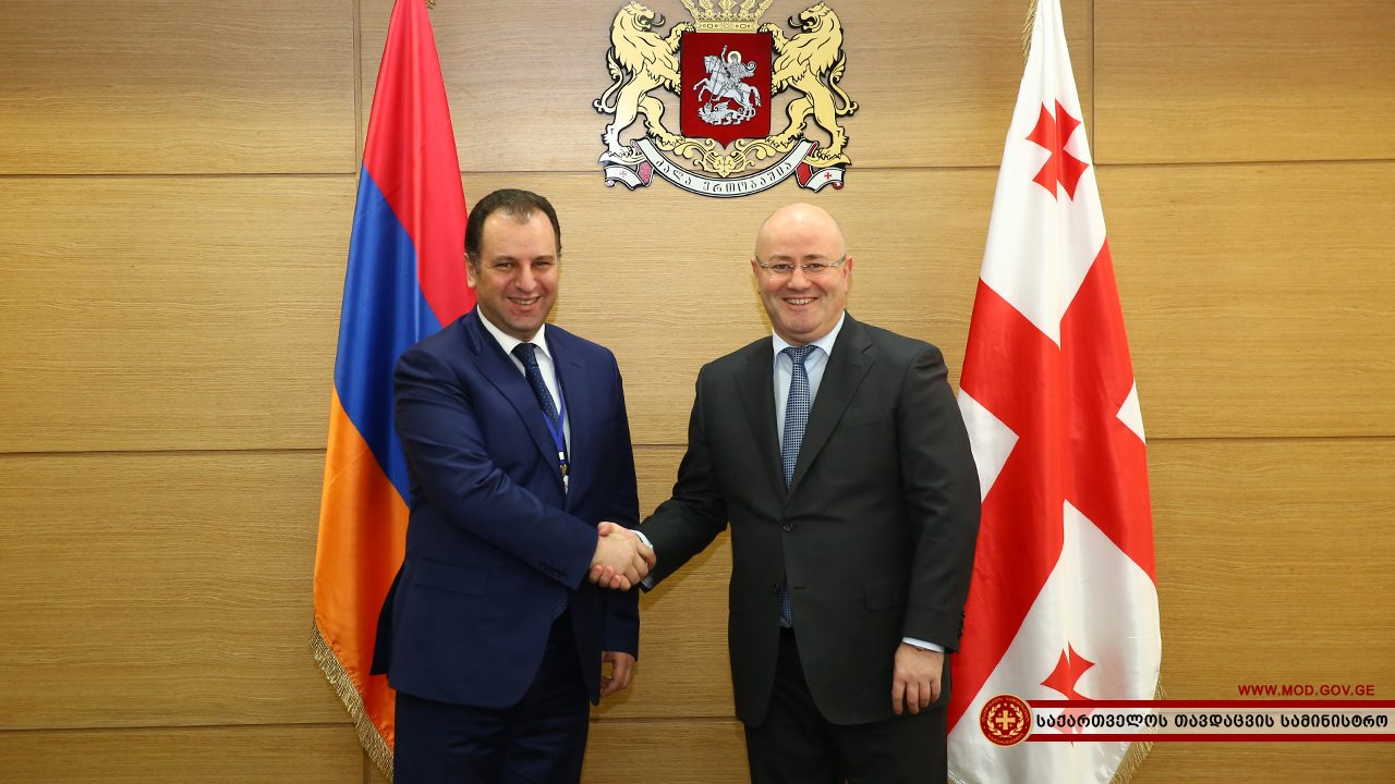 ლევან იზორია სომხეთის თავდაცვის მინისტრს შეხვდა