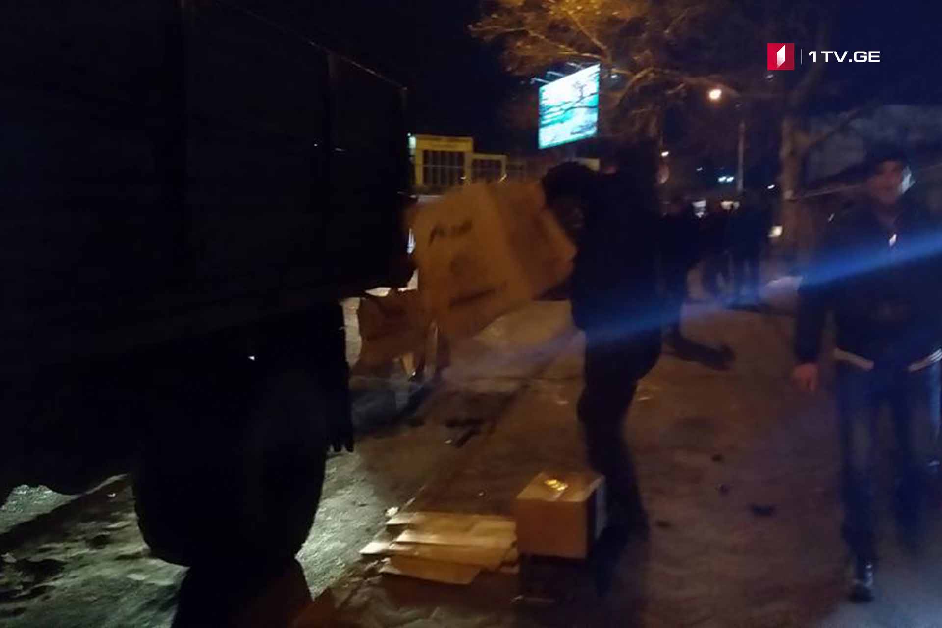 ზუგდიდის ბაზრის ტერიტორიიდან გარემოვაჭრეების დახლები გაიტანეს