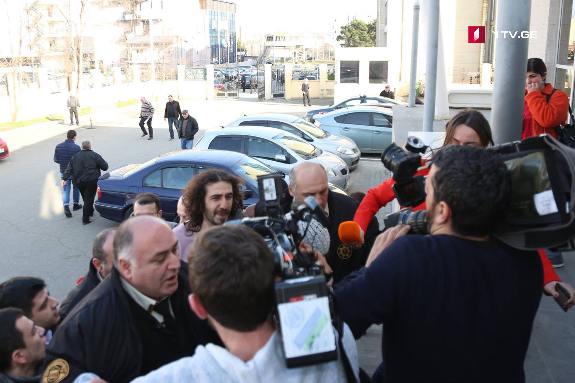 სასამართლოში დაკავებული თორნიკე ბზიავა 500 ლარით დააჯარიმეს, ბექა წიქარიშვილის პროცესი ხვალ იგეგმება