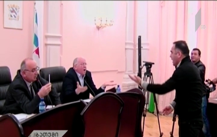 ხმაური ბათუმის საკრებულოს სხდომაზე