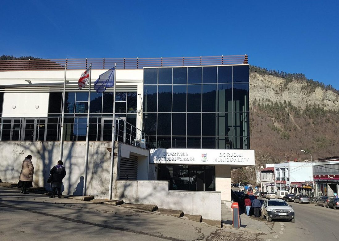 ბორჯომის საკრებულოს თანამშრომელმა საკრებულოს თავმჯდომარის წინააღმდეგ სასამართლოს მიმართა