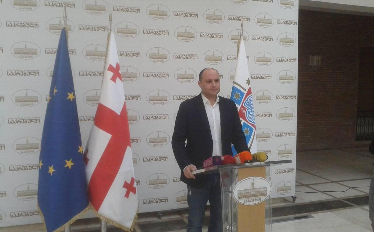 „ნაციონალური მოძრაობა“ საკრებულოს რიგგარეშე სხდომის დანიშვნას და კახა კალაძის მიწვევას ითხოვს