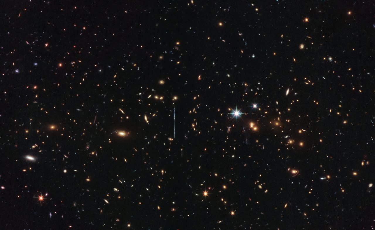 ჰაბლის მიერ აღმოჩენილი გალაქტიკათგროვა, რომელსაც სამი მილიონი მილიარდი მზის მასა აქვს