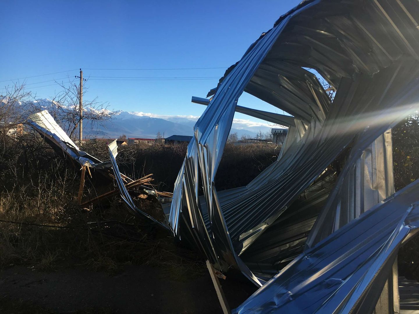 თელავში ძლიერმა ქარმა ათამდე საცხოვრებელ სახლს სახურავი გადახადა