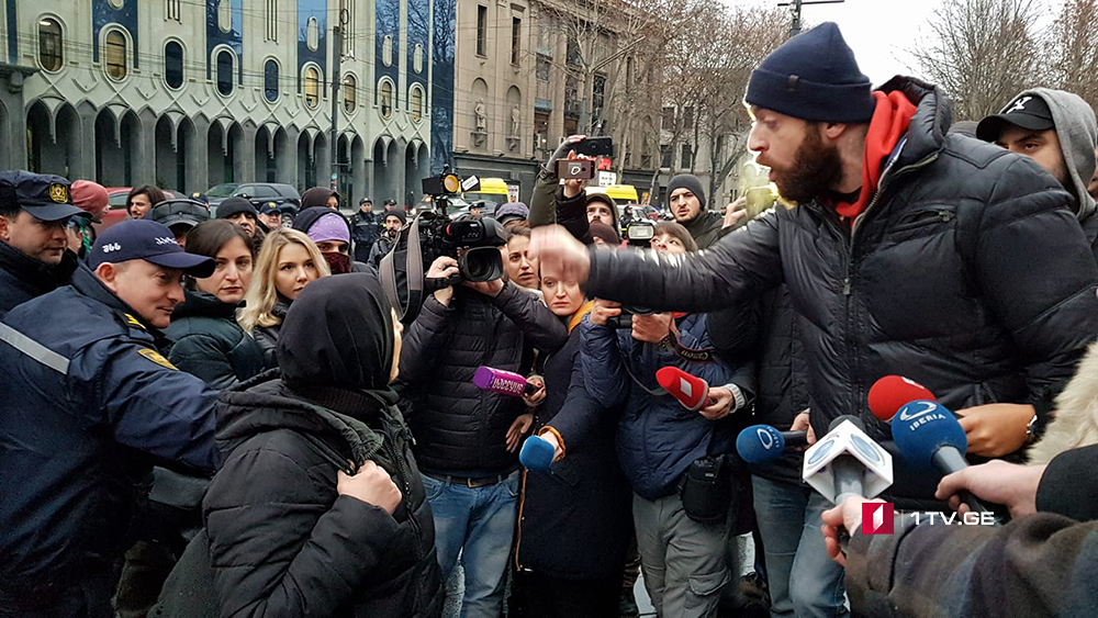 პარლამენტთან აქციის დაწყებამდე შელაპარაკება მოხდა [ვიდეო]