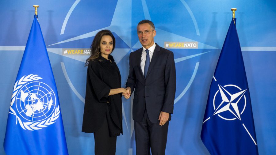 ანჯელინა ჯოლი ბრიუსელში ნატო-ს გენერალურ მდივანს შეხვდა [ფოტოები]
