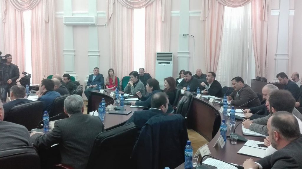 ბათუმის საკრებულოს სხდომაზე ხმაური იყო [ვიდეო]