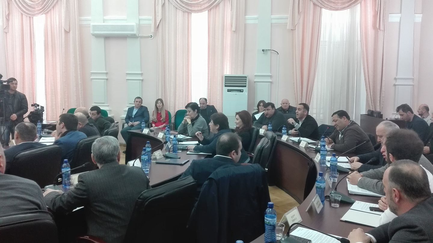 ბათუმის საკრებულოს სხდომაზე ხმაური იყო [ვიდეო]