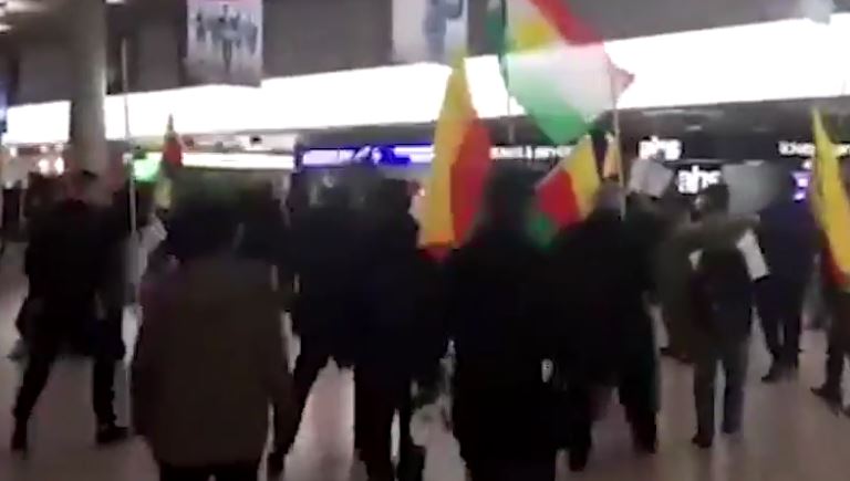 ჰანოვერის აეროპორტში ქურთ დემონსტრანტებსა და თურქებს შორის შეტაკება მოხდა [ვიდეო]