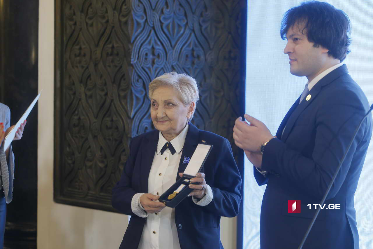 ირაკლი კობახიძემ საორგანიზაციო დეპარტამენტის ხელმძღვანელი 50-წლიანი საქმიანობისთვის დააჯილდოვა