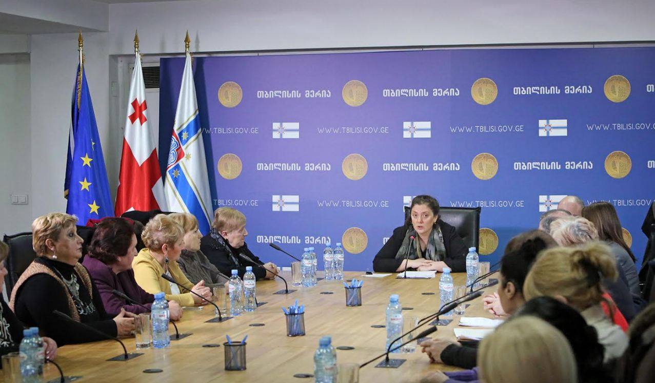 მრავალწლიანი სტაჟის მქონე ბიბლიოთეკარები საპატიო წიგნის მცველად იმუშავებენ
